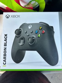 2 Xbox series x controllers