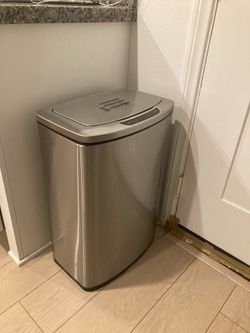 Trashcan with motion sensor