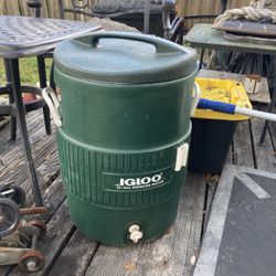 Round Drinkingigloo Cooler With Valve…. Ideal For Ice Water Or A Giant Punch….!!!!