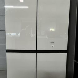 Samsung Refrigerador Bespoke 22 cu. ft. Counter Depth 4-Door French Door Refrigerator with Zero Clearance Fitz.

Ice, two ways
Chill your drinks with
