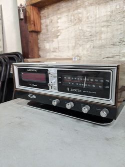 Zenith Solid State Radio/Alarm