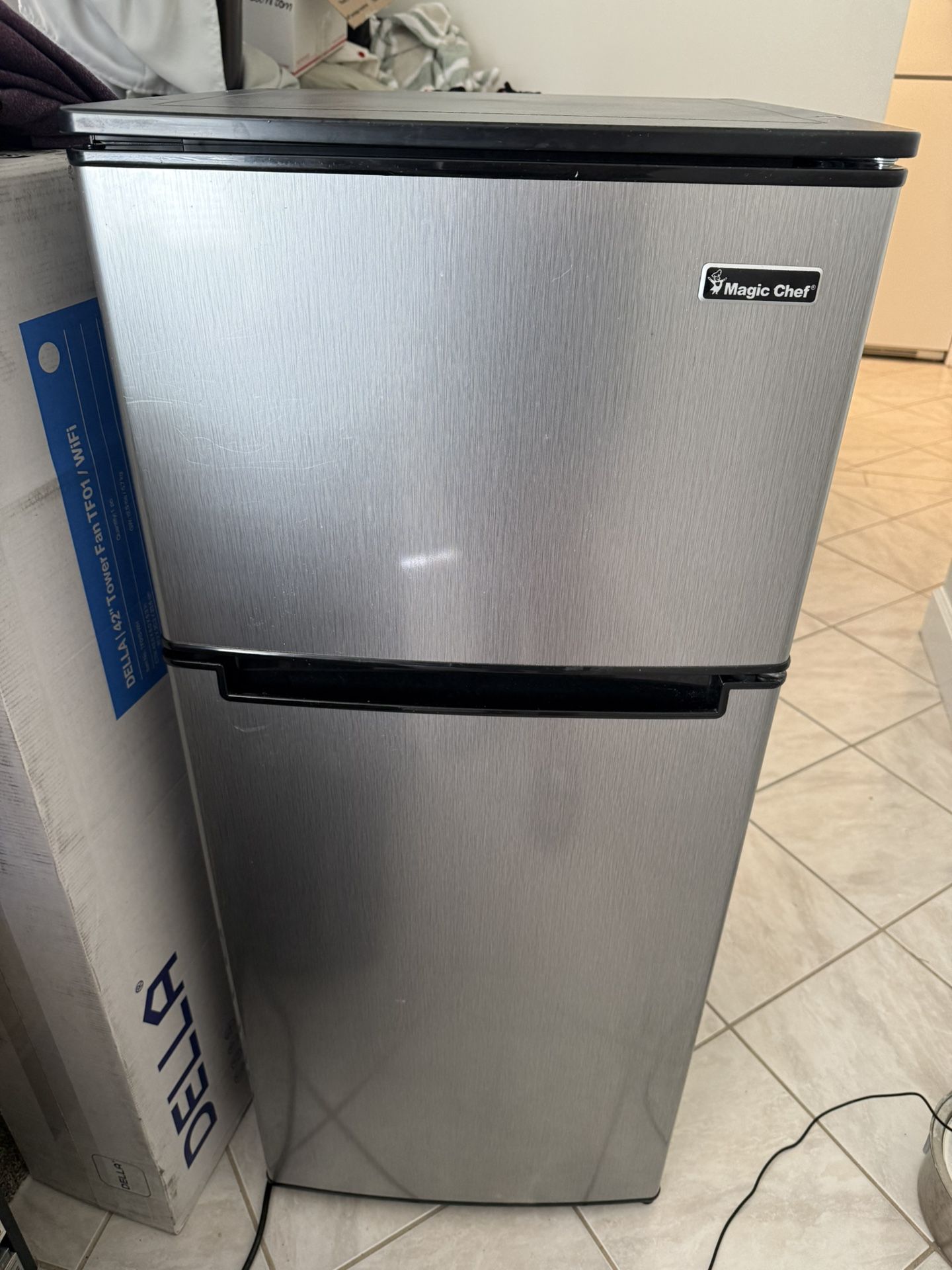 Magic chef 4 cu ft Refrigerator 