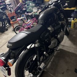 2017 Triumph Thuxton 