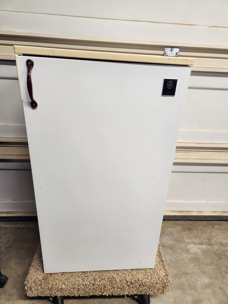 Free Mini Fridge. Turns On But Doesn't Get Cold