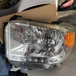 2014-2019 Toyota Tundra OEM headlights (PAIR)