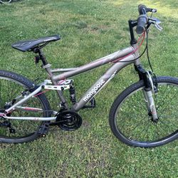 MONGOOSE MOUNTAIN BIKE new 26” tires  shocks frame bicycle great ready to ride condition 