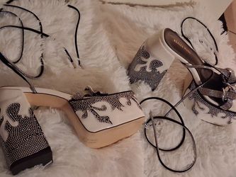 Platform sandals from the fashion brand Azalea wang