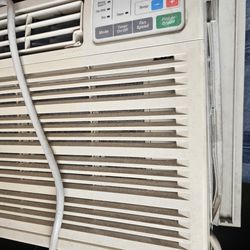 Air conditioner 7800 BTU used works excellent with REMOTE
