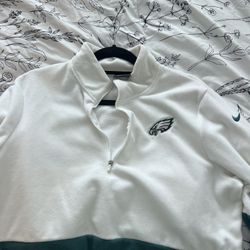 Nike eagles pull over 