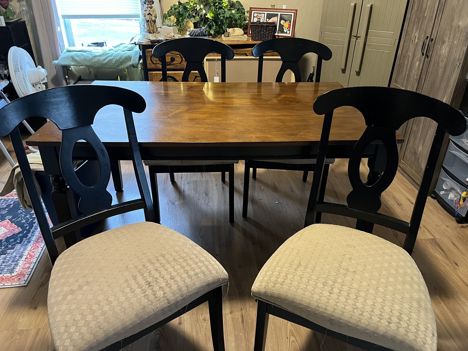 Dining Room Table with 4 Chairs NON-SMOKING 