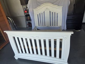 Full size bed and dresser - Ariel Princess Collection