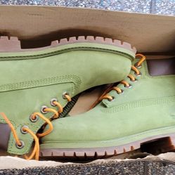 TIMBERLAND KIDS BOOTS W/ EXTRA GREEN SHOELACES