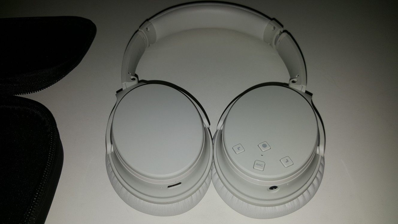 Bluetooth headphones including USB-C 