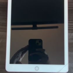 9.7" iPad 6th Gen (WiFi + Cellular) / 32GB / MRM42LL/A 