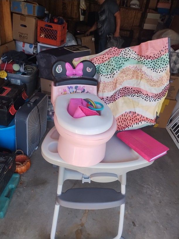 Mini Mouse Potty Chair Flushes