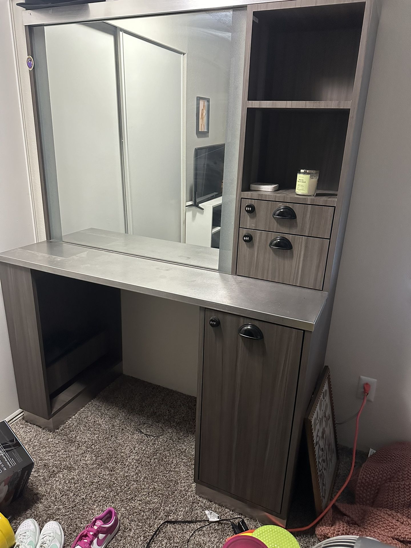 Salon Vanity Station / Beauty Bar