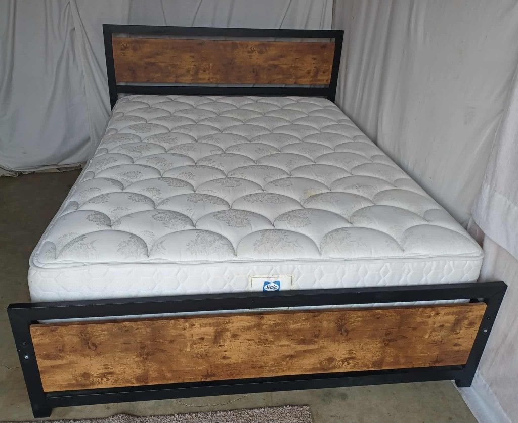 Queen Bed.  Cama Queen 