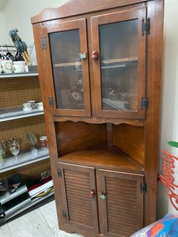 Corner cabinet