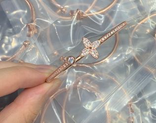 New 18k stainless steel rose gold comes with dust bag