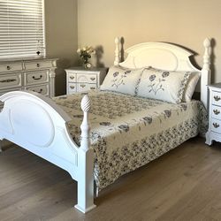 Gorgeous white bedroom furniture large dresser, 2 night stands, queen bed & mattress Like New
