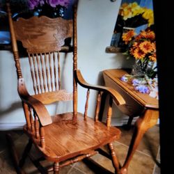 Oh crocking chair , adult , perfect , large one hundred and fifty or close offer