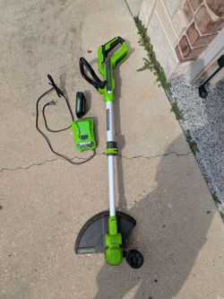Greenworks 40v line trimmer, weed wacker with battery and charger