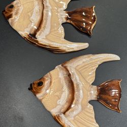 One pair of Large ceramic angel fish. Very nice condition. No chips or cracks.