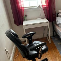 Black computer chair on wheels