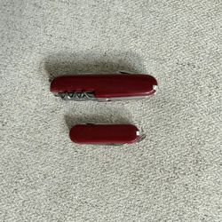 Hanig & Co 2 Folding Blade Tool Knifes set: a larger model and a smaller one. Fitting on a keychain. The bigger knife has everything. 12 different ite