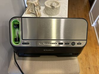 FoodSaver® 2-in-1 Automatic Vacuum Sealing System comes with a good starter of food saver bags 