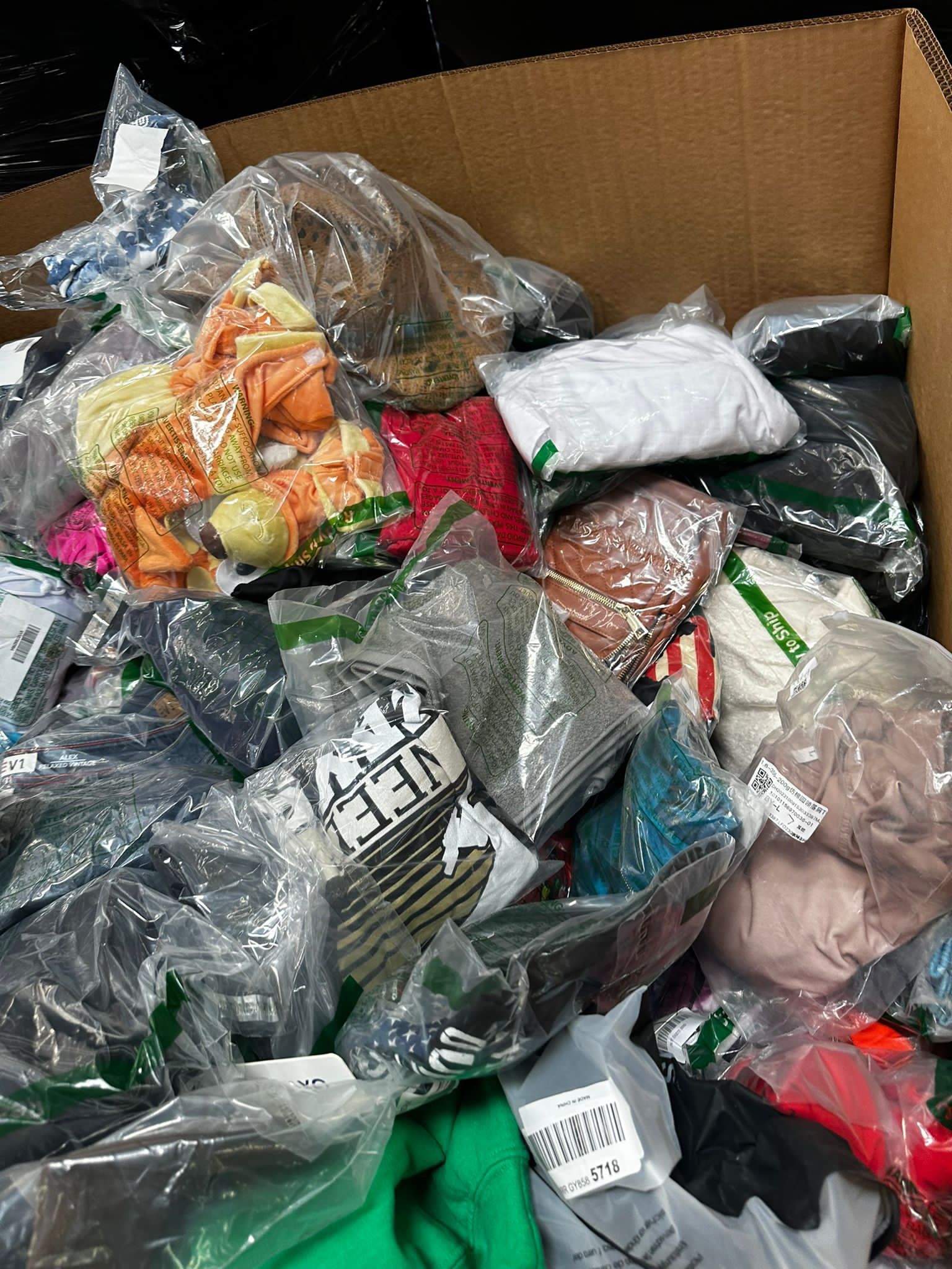 AMZ APPAREL CLOTHING PALLETS & TRUCKLOADS