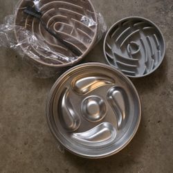 Slow Feed Pet Bowls, 2 Silicone Suction Bowls & 1 Metal. $5 Each  Or $12 For All 3