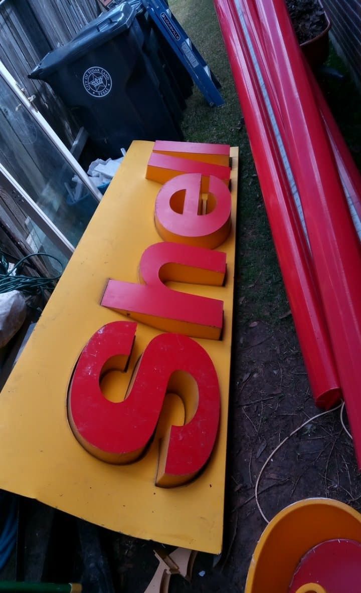 Shell gas station sign letters are not broken