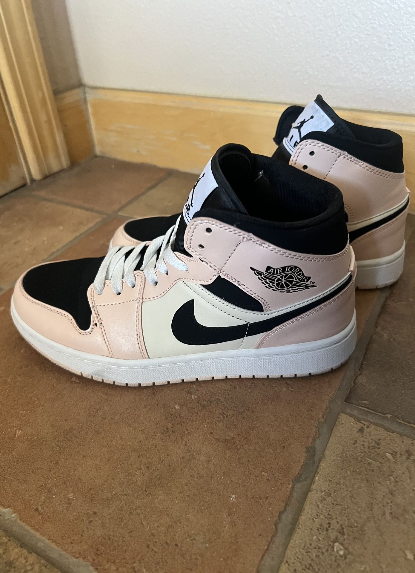 Air Jordan 1 Mid ‘Barely Orange’ WMNS Size 7
