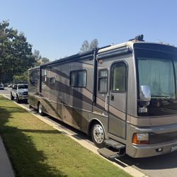 2005 Fleetwood Discovery 