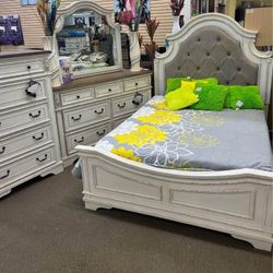 Brand New🧚 Delivery and Finance Available 🧚Realyn Chipped 4 Piece Queen Bedroom Set ▪️ Queen Bed/ Dresser/ Mirror/ Chest