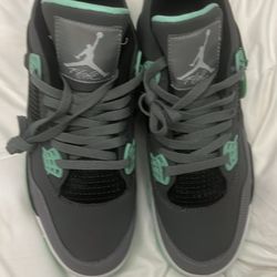 Jordan 4 green glow size 8.5