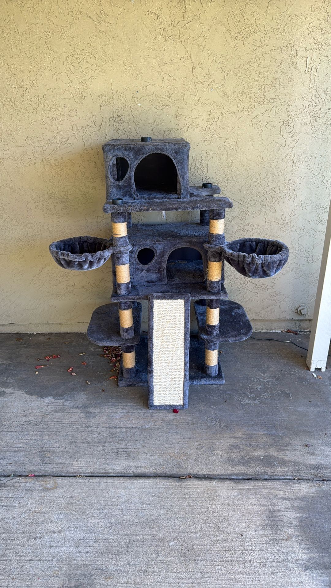 Large Cat Tree / Tower with Scratching Post & Beds