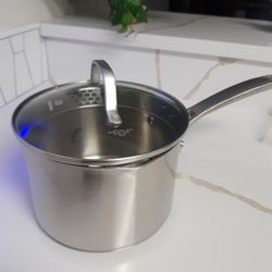 CALPHALON POT WITH LID In EXCELLENT Used CONDITION, 3.3 Qt