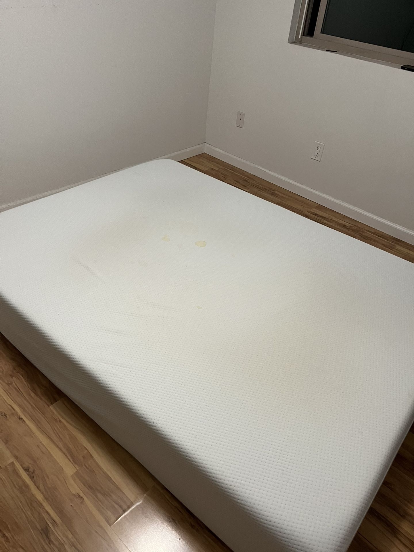 Free Queen-Sized Memory Foam Mattress (12-inch, Zinus Green Tea)