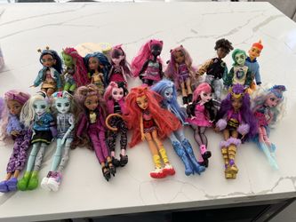 Monster high dolls and accessories toy lot