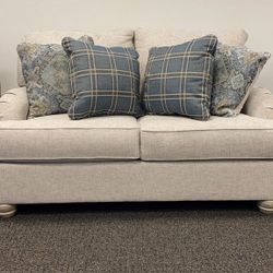 🚚 Same Day Delivery 🚚 Traemore Linen Loveseat $749.00