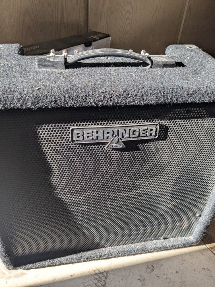 Behringer Ultratone K900FX PA system keyboard amp