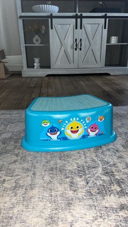 Baby shark kids step stool  (Escondido)