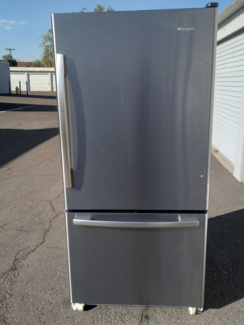 whirlpool bottom freezer stainless steel refrigerator in good condition works very well one month warranty deliver available W33-D27-H66