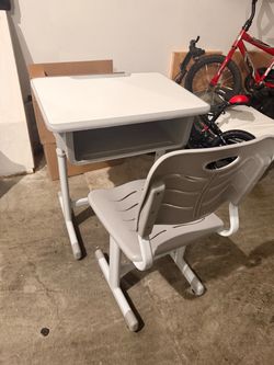 Kids desk with chair