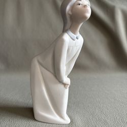 LLadro Girl Kissing #4873 Porcelain Figurine Unglazed Matte Finish EUC