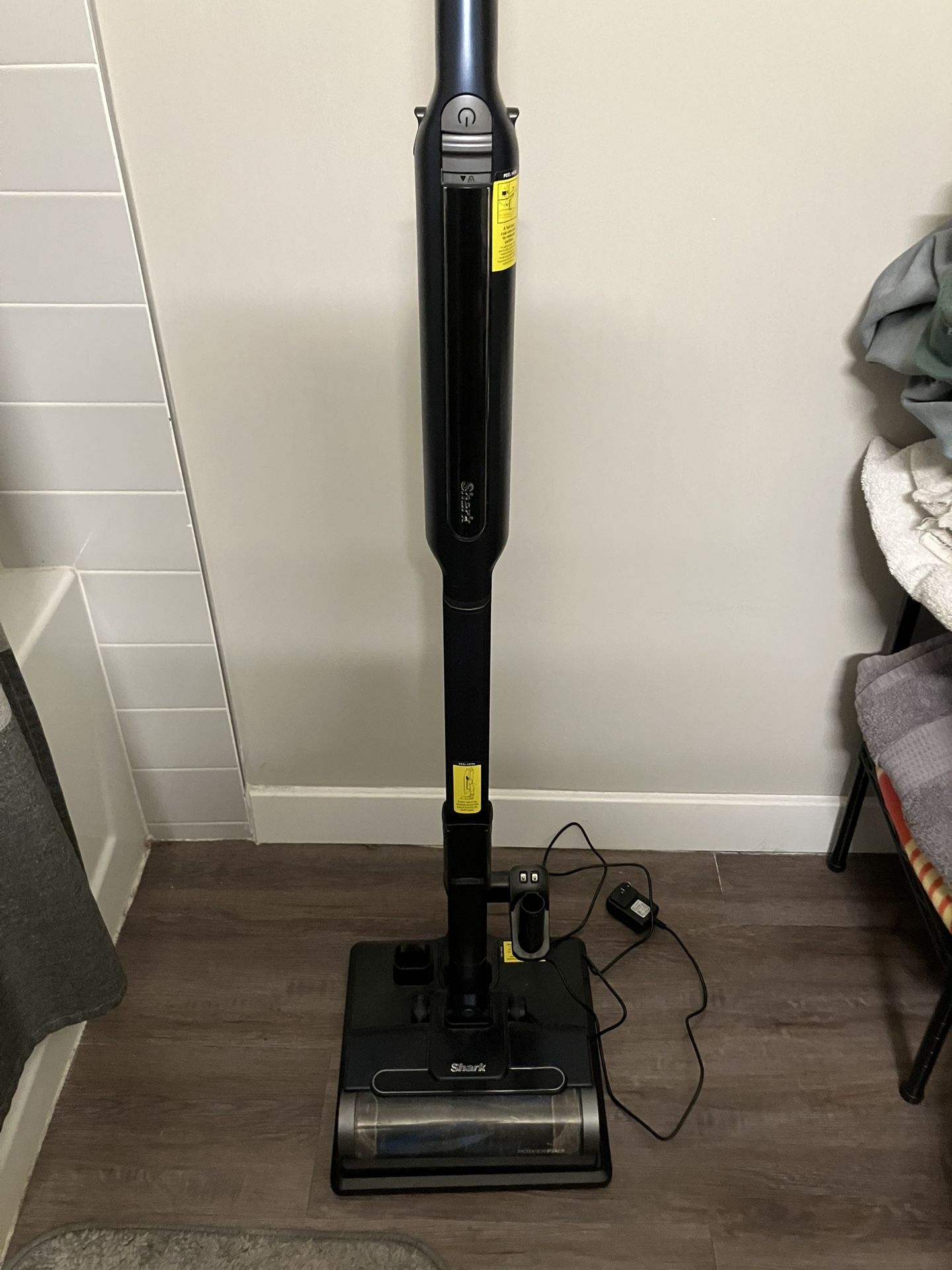 Shark Wireless Vacuum. Multiple Attachments