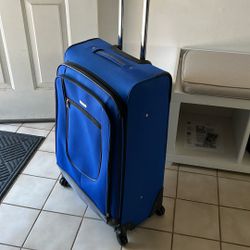 Embark Travel Luggage w/rollers and handle 
