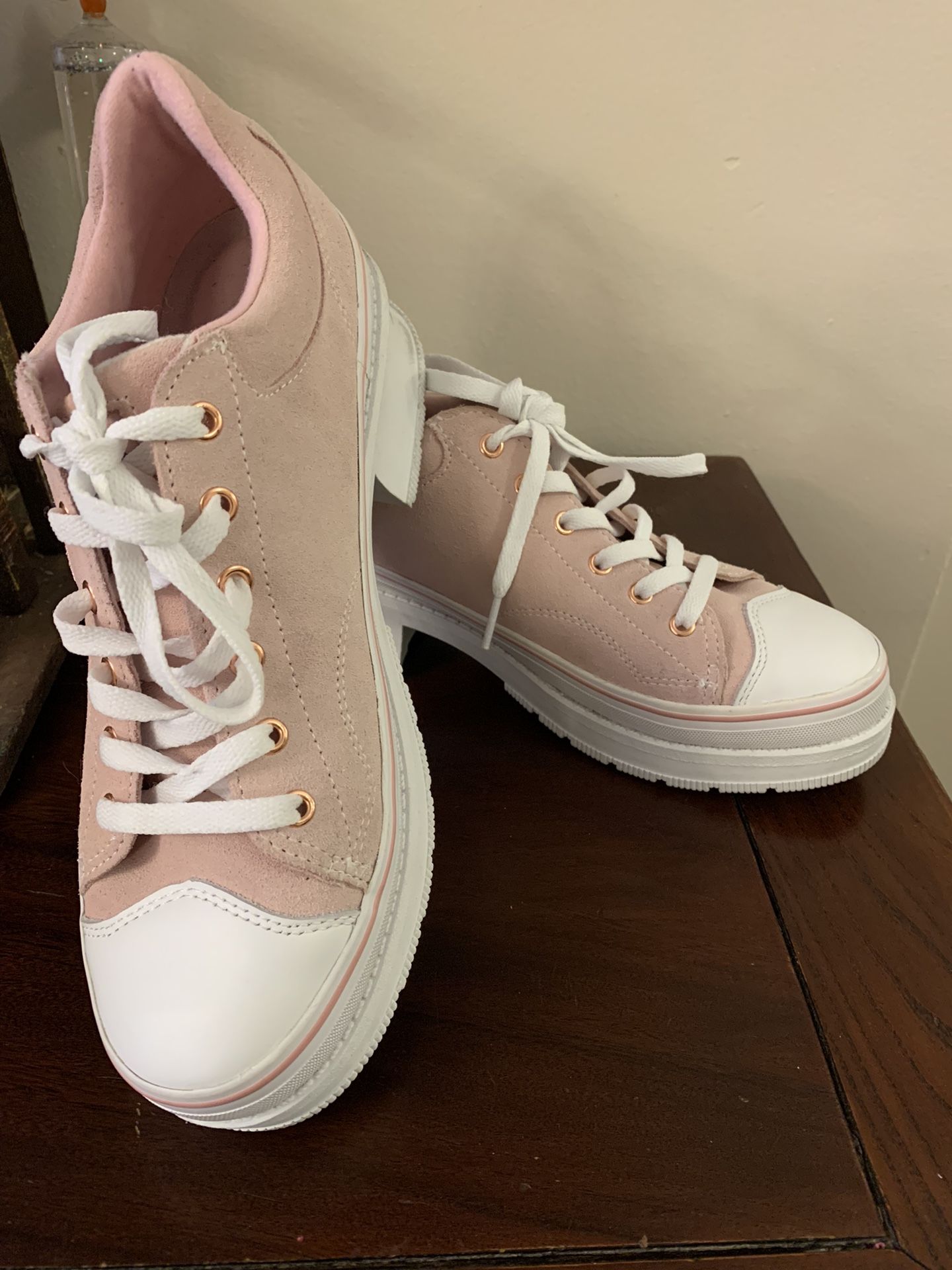 Skechers Womens Heartbeats-softy Sneaker